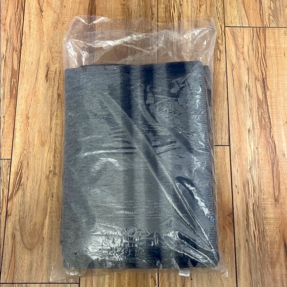 NWT Alicia Adams Alpaca 51x71 Montauk Throw in Gray/Blue - Picture 5 of 7